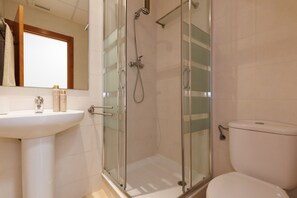 Shower, towels - 164 UHC TRAMUNTANA APARTMENTS (Salou)