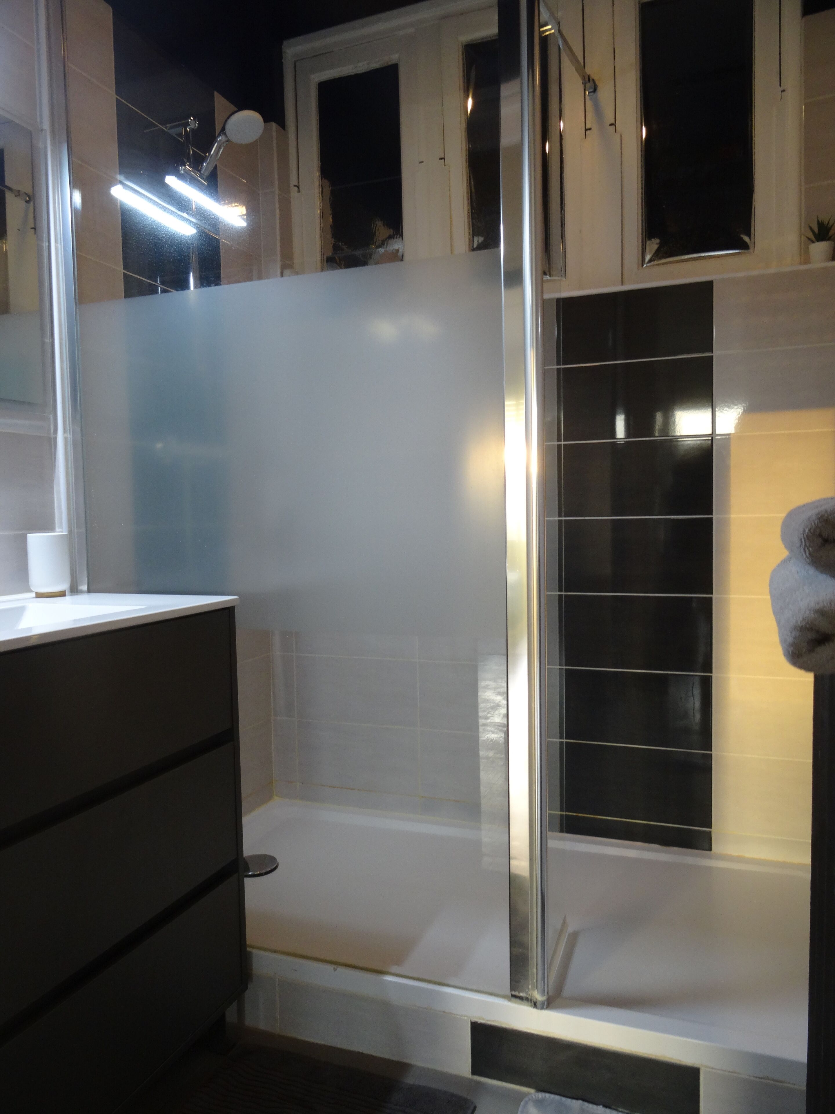 Haartrockner, Handtücher, Seife, Toilettenpapier