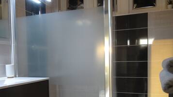 SĂšche-cheveux, serviettes fournies, savon, papier toilette