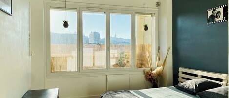 1 slaapkamer, een strijkplank/strijkijzer, wifi, beddengoed