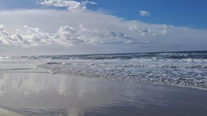A beach with waves, a sandy shore, and a cloudy sky. - Casa Livia Sperlongaresort (Sperlonga)