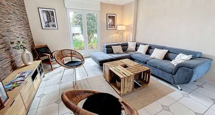 Charming Beachside House: 4 Bedrooms, Garden, Parking, Wi-Fi, 8 Sleeps!