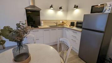 Fridge, microwave