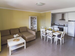 TV - Cozy Apartment with Pool, Garden, and Playground - 600m from Beach (L'Estartit)
