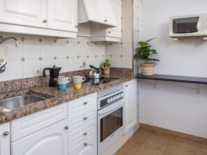 Refrigerador, microondas, horno y cafetera y tetera 
