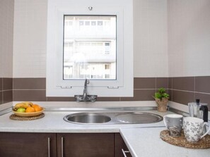 Refrigerador, microondas y cafetera y tetera 