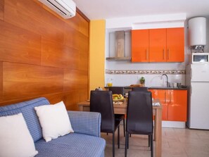 Interior - Cozy Apt for 4 - Pool, Terrace, Wifi - 800m to Beach/Town, Torroella de Montgrí (L'Estartit)