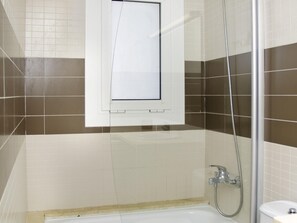 Bathroom - Cozy 2-Bed Apartment, Near Beach & Center, Free WiFi, Pool, A/C, & Terrace (L'Estartit)