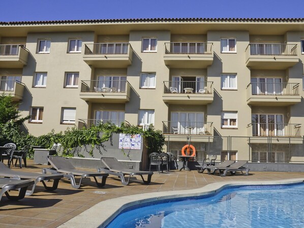 Pool - Cozy 2-Bed Apartment, Near Beach & Center, Free WiFi, Pool, A/C, & Terrace (L'Estartit)