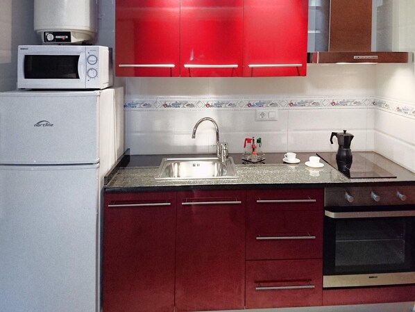 Fridge, microwave, oven, coffee/tea maker