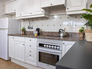 Refrigerador, microondas, horno y cafetera y tetera 