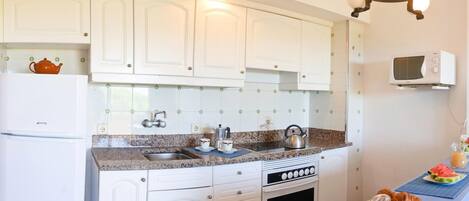 Kühlschrank, Mikrowelle, Ofen, Wasserkocher mit Kaffee-/Teezubehör