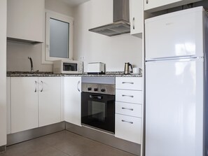 Refrigerador, microondas, horno y cafetera y tetera 