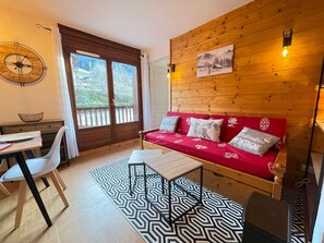 TV, fireplace - Cozy apartment at the foot of the slopes with pool and pets allowed (Flumet)