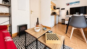 Un espacio habitable pequeño con comedor, cocina y televisor.
