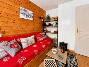 TV, fireplace - Cozy apartment at the foot of the slopes with pool and pets allowed (Flumet)