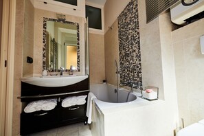 Douche, sèche-cheveux, bidet, serviettes fournies