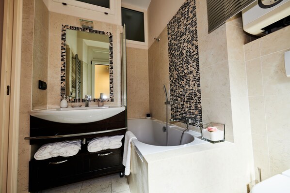 Dusche, Haartrockner, Bidet, Handtücher