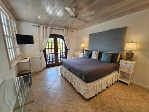 3 habitaciones, caja de seguridad en la habitación y escritorio 