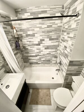 Hair dryer, towels, soap, shampoo - Comfy, Cozy, Chic and Central Manhattan Apartment (New York)