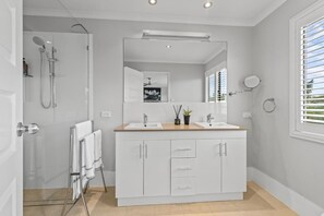 Regadera, amenidades de baño ecológicas, secadora de cabello, bidet 