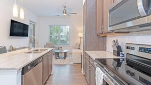 Frigorifero, tavolo da pranzo