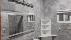 Doccia, asciugacapelli, asciugamani, sapone