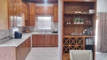 KĂŒhlschrank, Mikrowelle, Ofen, Herdplatte