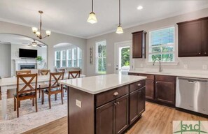 Private kitchen - Beautiful Luxury Home with a Country Twist/ Spacious home with Half an acre! (Guyton)