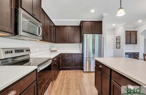 Private kitchen - Beautiful Luxury Home with a Country Twist/ Spacious home with Half an acre! (Guyton)