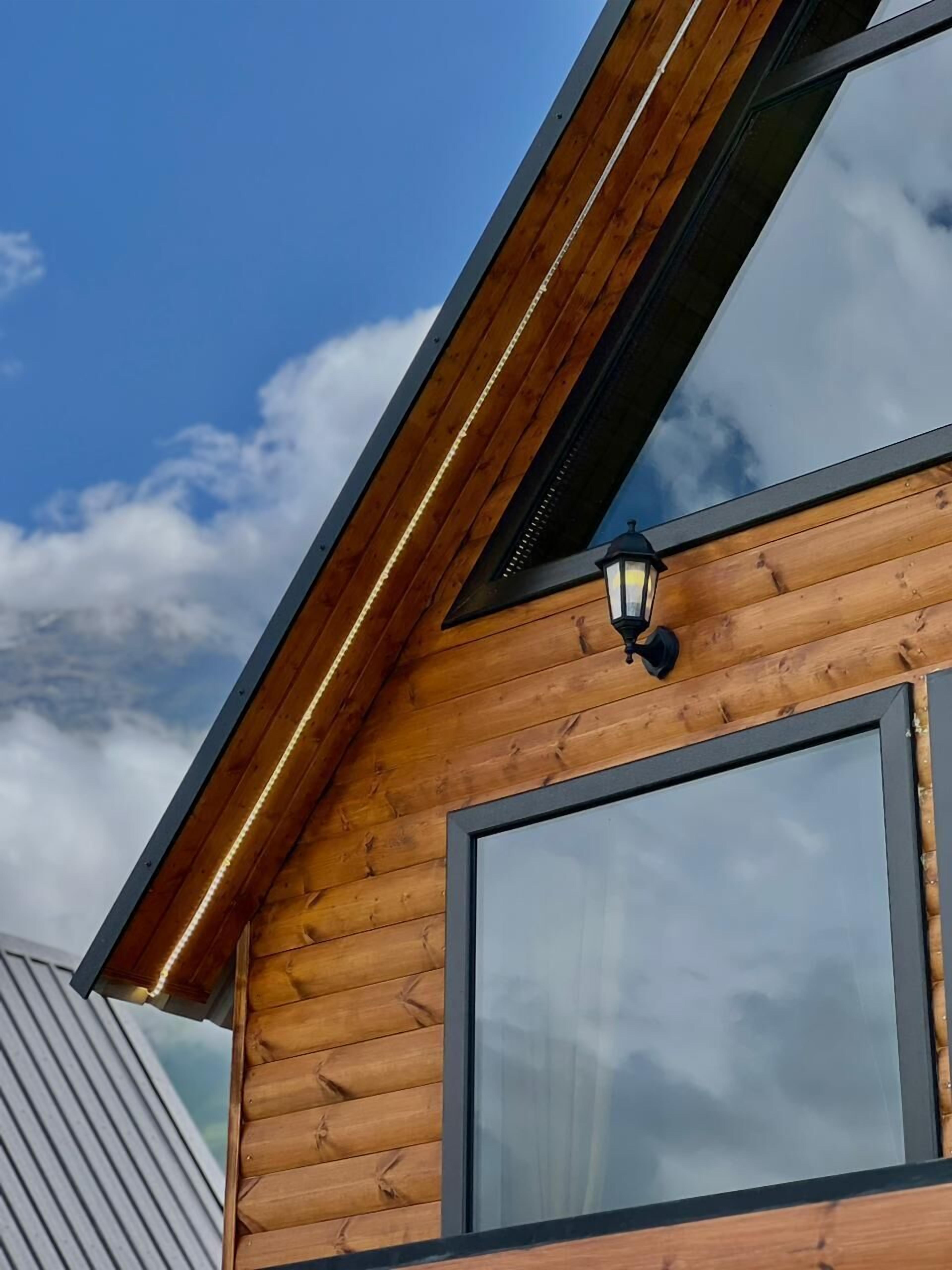 Full-sized fridge, microwave, oven, cookware/dishes/utensils