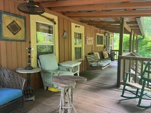 Terrace/patio - Cona LaPrade Cabin - located next to LaPrade's Marina on beautiful Lake Burton. (Clarkesville)
