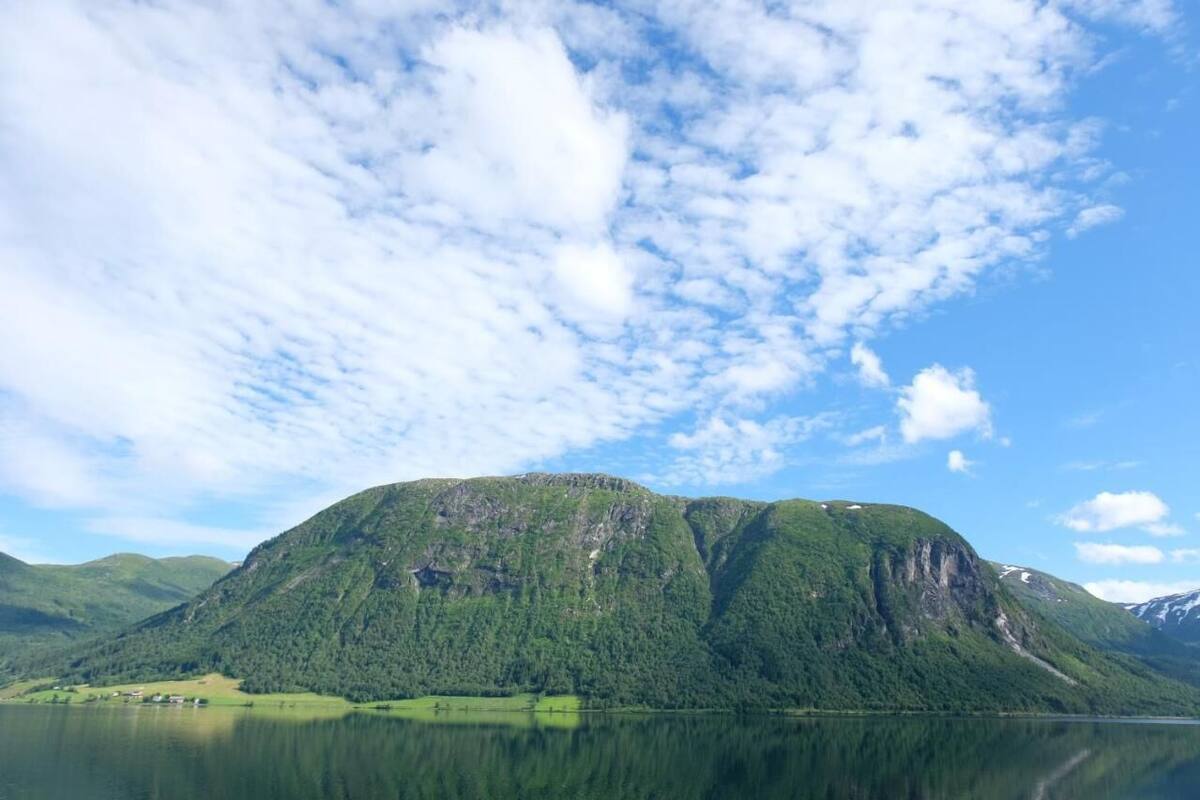 Dobbeltrom – deluxe, 1 queensize-seng, ikke-røyk, utsikt mot innsjø (Deluxe Double Lake View) | Wi-fi (inkludert) og sengetøy