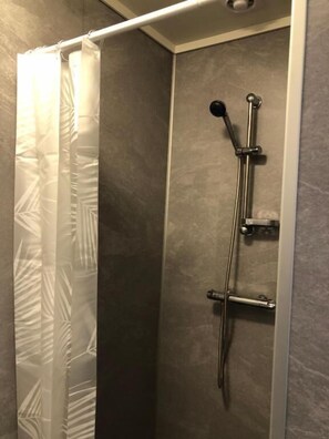 Habitación doble, 1 habitación, para no fumadores, vista parcial al lago | Baño | Regadera, regadera tipo lluvia, jabón, shampoo 