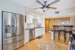 Fridge, microwave, oven, stovetop - The Family Retreat in Dripping Springs (Dripping Springs)
