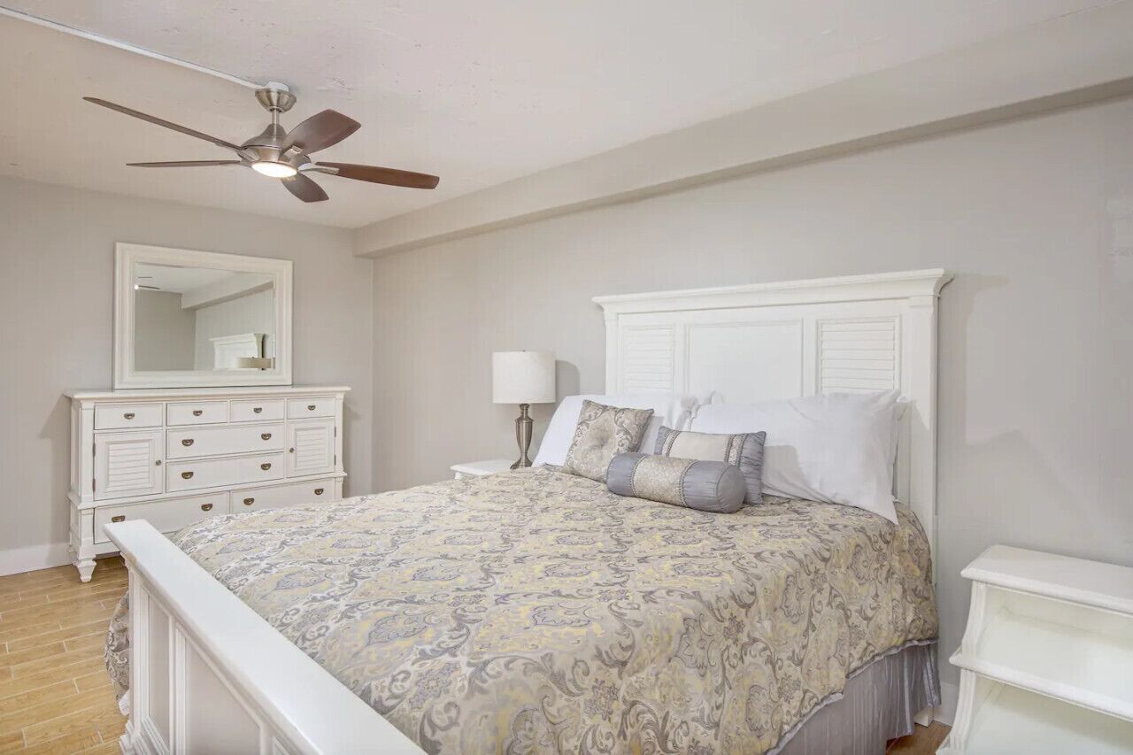 7 bedrooms, desk, iron/ironing board, travel crib