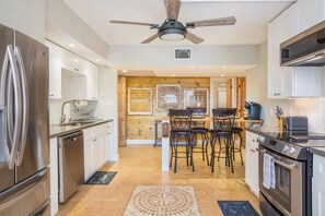 Fridge, microwave, oven, stovetop - The Family Retreat in Dripping Springs (Dripping Springs)