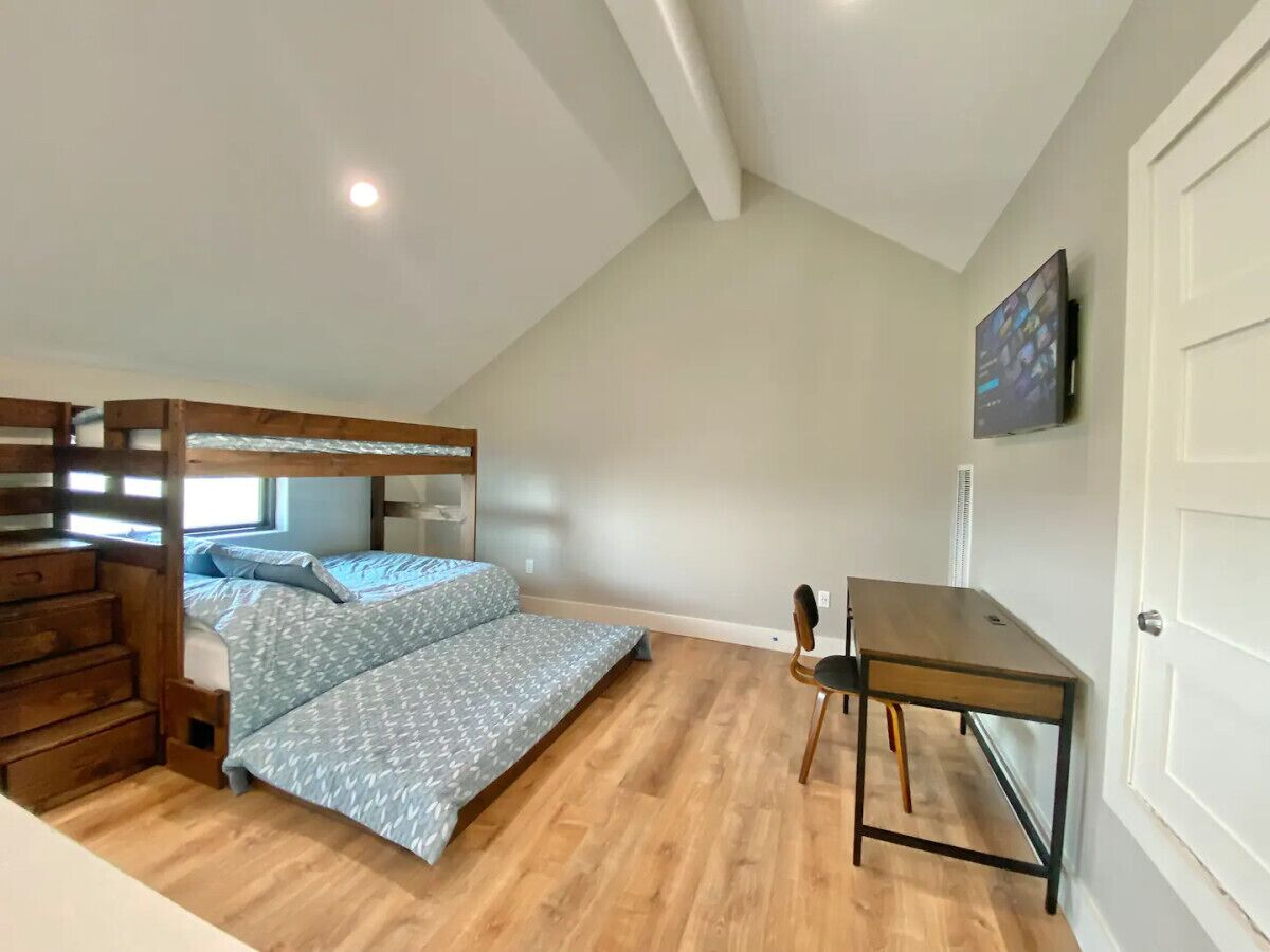 7 Schlafzimmer, Schreibtisch, Bügeleisen/Bügelbrett, Reisekinderbett