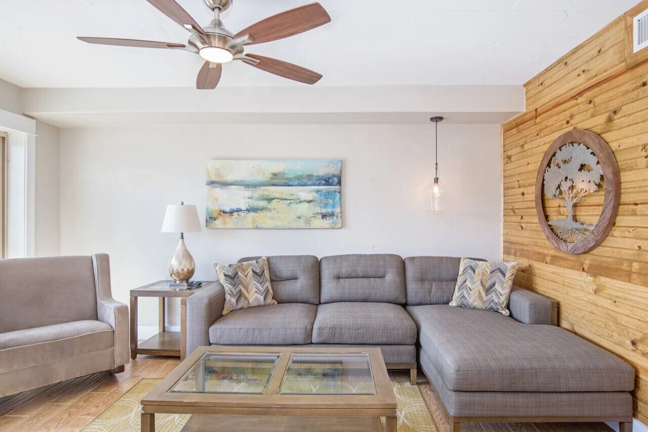 Smart TV, lettore DVD, libri, impianto stereo