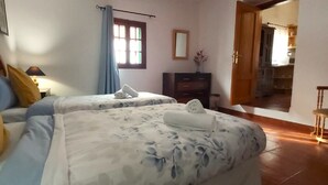 1 habitación, tabla de planchar con plancha y cuna de viaje 