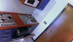 Køleskab, mikrobølgeovn, kogeplade, opvaskemaskine