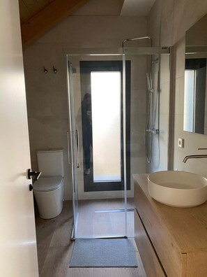 Dusche, Haartrockner, Handtücher, Seife