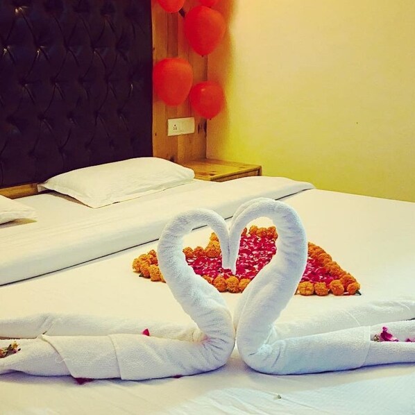 8 室のベッドルーム、WiFi (無料)、ベッドシーツ