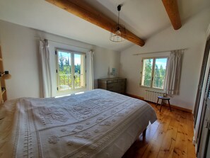 5 slaapkamers, een bureau, een strijkplank/strijkijzer, reisbedje