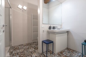 Hair dryer, bidet, towels, toilet paper