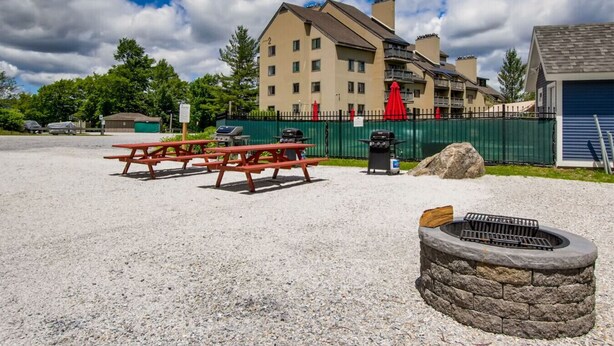 Outdoor dining - BaseLoj - Pool, Firepit, Bike to Mountain! (Killington)