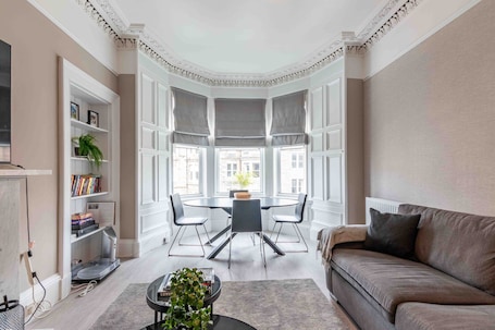 TV. Spacious 3 bed home in Marchmont