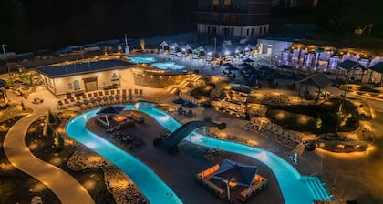 NEW LUX LODGE,Pool,View,PKWY 1 mi,sleeps 18,GAMES!