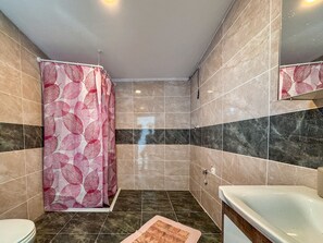 Panoramic Villa | Bilik Mandi | Kelengkapan dandanan diri percuma, pengering rambut, tuala disediakan 