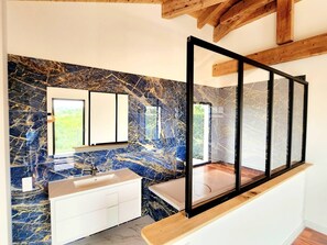 Een douche, een haardroger, handdoeken, zeep